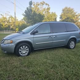 2005 Chrysler Town & Country Touring's photo